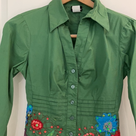 Fitted green V neck top with unique sequin detail - Picture 6 of 7